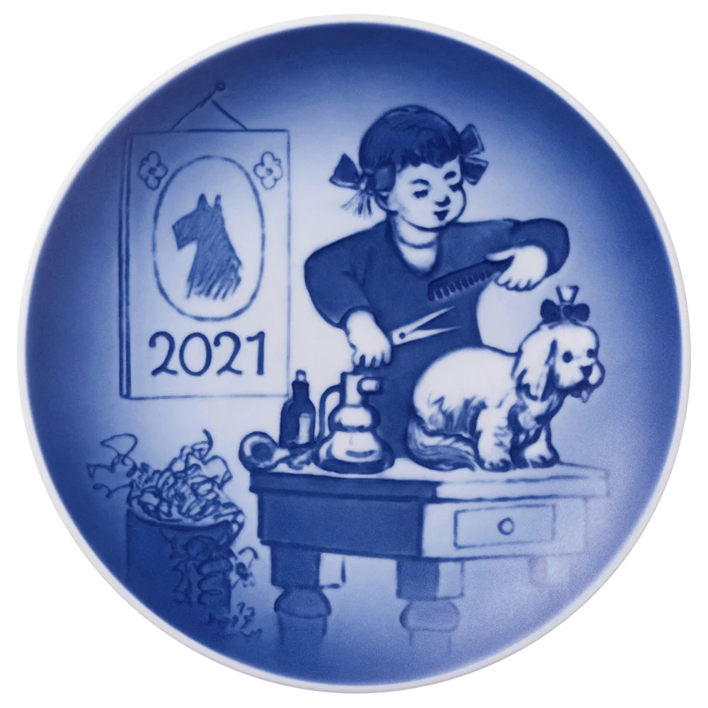 Bing & Grøndahl Child’s Day Plate 2021 – The Little Dog Groomer v:1436237 Bing & Grøndahl Child’s Day Plate 2021 – The Little Dog Groomer v:1436237